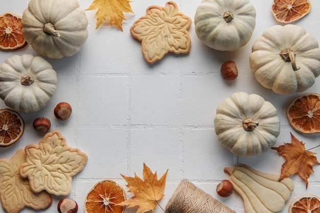 Composição de outono Quadro com abóboras, folhas secas, biscoitos e nozes