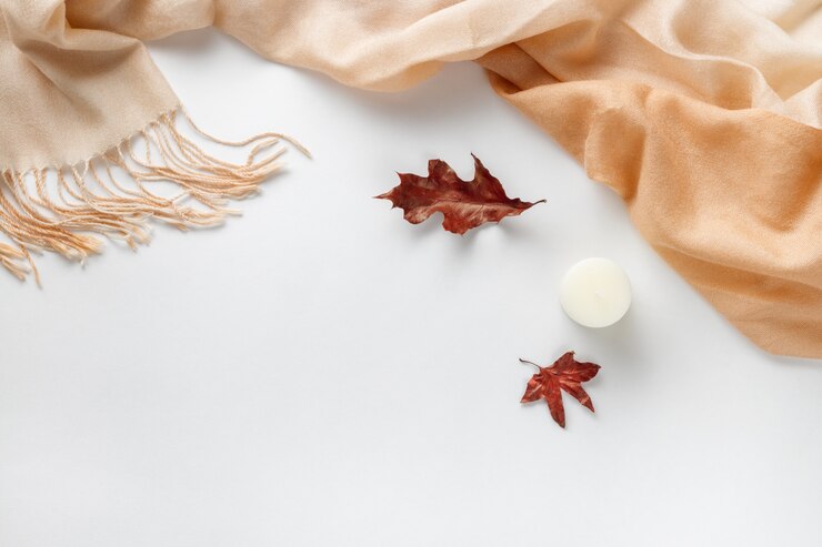 Foto composição de outono. xícara de café e folhas secas em branco