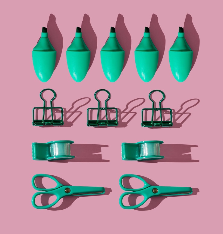 Foto composição de padrão de postura plana com material de papelaria verde escolar em fundo rosa pastel cor vívida tiro mínimo aéreo de volta ao conceito de escola vista superior com sombras nítidas