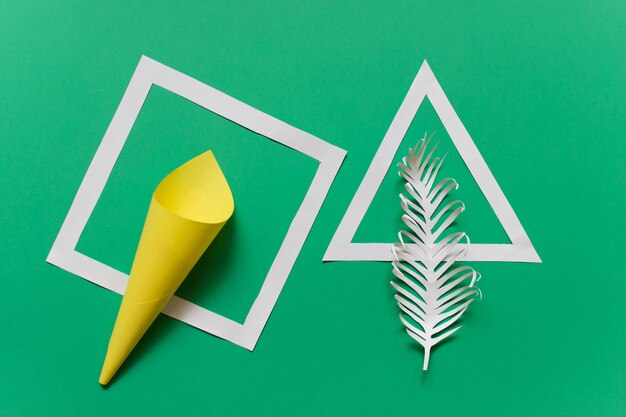 Foto composição de papel criativo com formas geométricas em verde