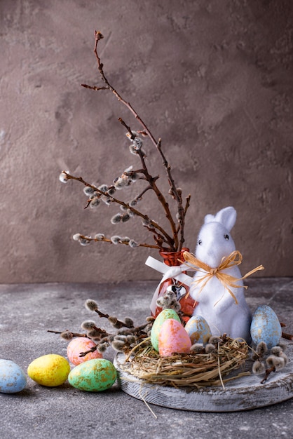 Composição de Páscoa com ovo decorativo de cor