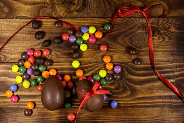 Composição de páscoa com ovos de chocolate em fundo de madeira vista superior