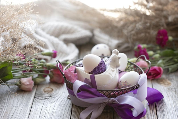 Composição de páscoa com ovos decorados com brilhos roxos