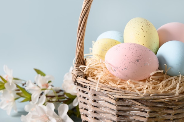 Composição de páscoa com ovos pastel e flores de primavera para feliz feriado