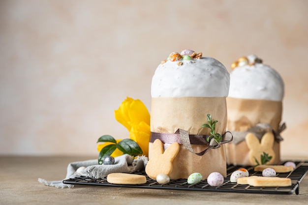 Composição de Páscoa com pão doce ortodoxo tradicional com cobertura de merengue e biscoitos de Páscoa