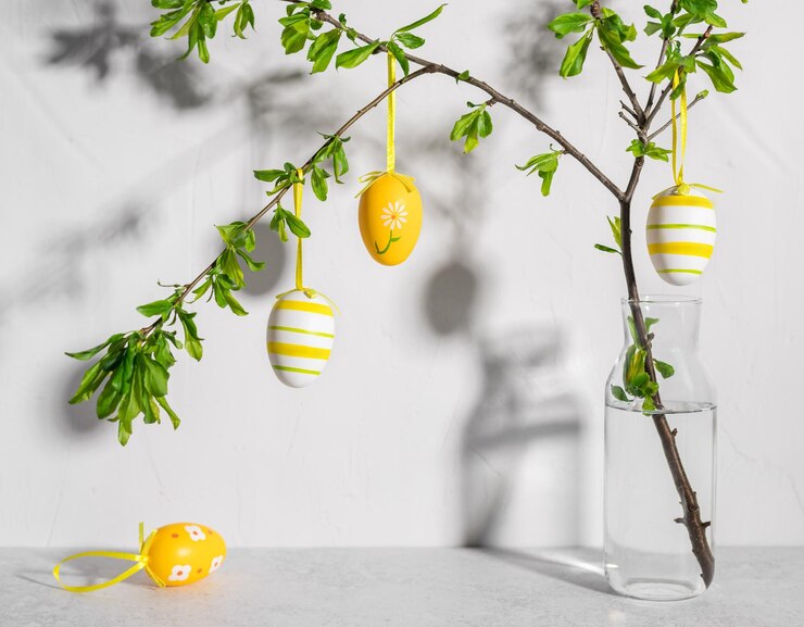 Composição de Páscoa em vaso com galhos de árvores e ovos pintados