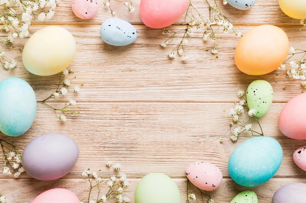 Foto composição de páscoa feliz ovos de páscua em mesa colorida com gipsófila ovos coloridos naturais de fundo vista superior com espaço de cópia