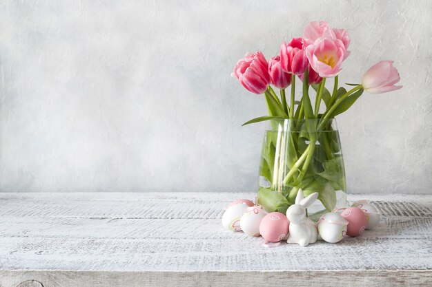 Composição de Páscoa primavera com tulipas cor de rosa e ovos. Fechar-se.