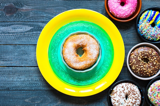 Composição de pequeno-almoço colorido Donuts com estilos de cores diferentes