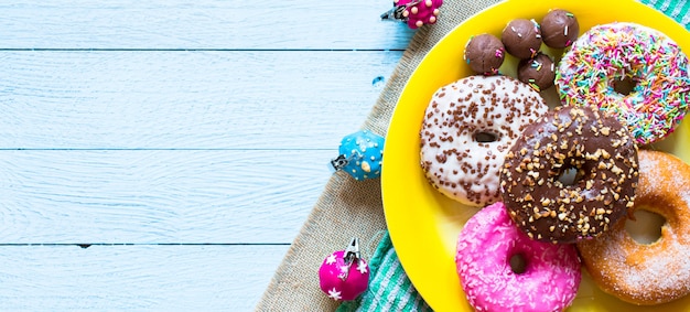 Composição de pequeno-almoço colorido Donuts com estilos de cores diferentes