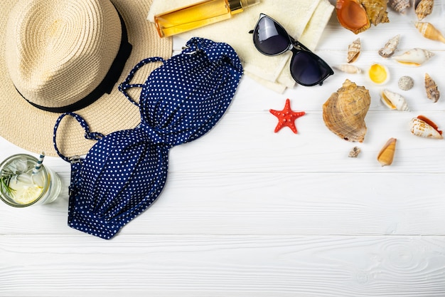 Composição de piscina de praia de verão com óculos de sol de chapéu, referhing bebida na madeira