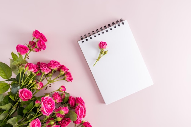 Composição de primavera com flores e um notebook em uma primavera preta com um espaço vazio para o fundo pastel de vista superior do seu texto