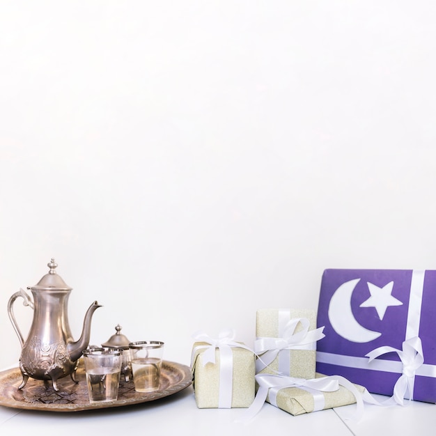Composição de Ramadã com conjunto de chá