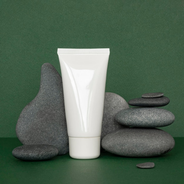 Foto composição de recipiente de umidade para cuidados com a pele com pedras