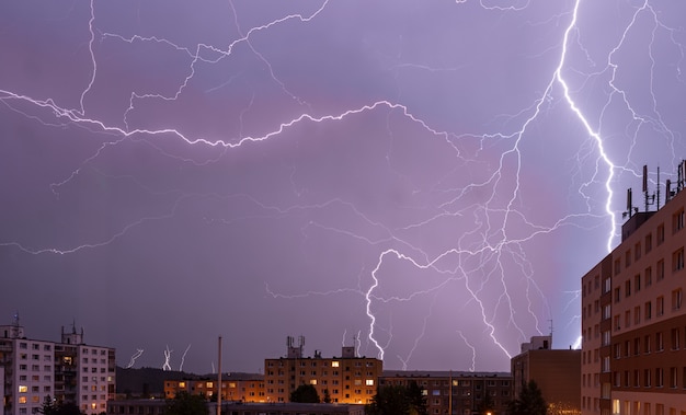 Composição de relâmpagos sobre uma cidade à noite, stribro