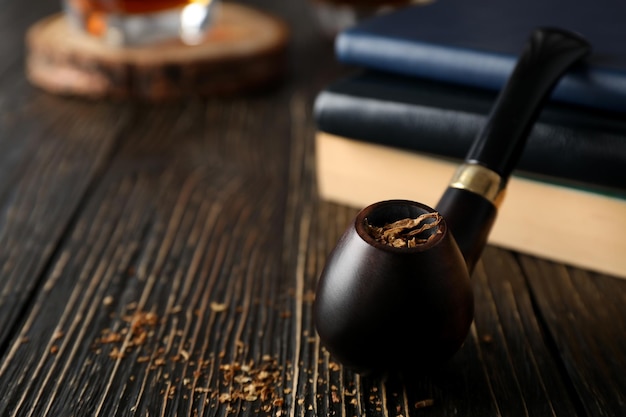 Composição de relaxamento com fumo de tabaco com cachimbo na mesa de madeira