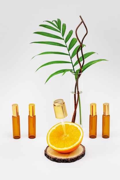 Composição de relaxamento de spa com máscara de sono, metade de laranja e produto de beleza em garrafas cosméticas, remédios naturais laranja para o tratamento da depressão, insônia e estresse nervoso.