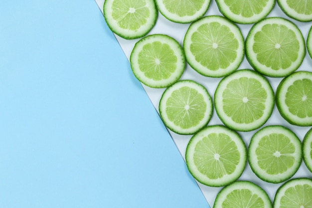 Composição de rodelas de limão verde fresco