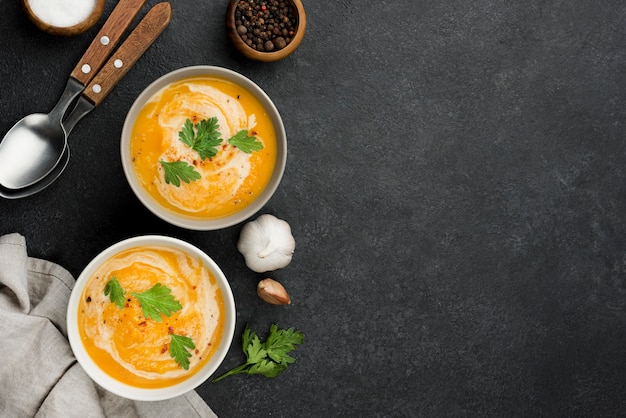 Foto composição de sopa deliciosa de outono plana com espaço de cópia