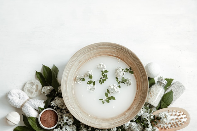 Composição de spa com água para tratamentos de beleza e flores frescas