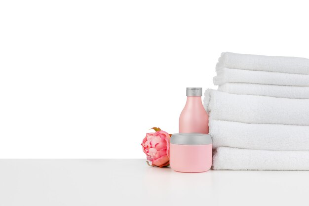 Composição de spa com toalhas e flores isoladas em branco