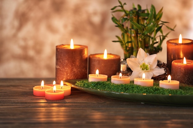 Composição de spa com velas no fundo desfocado