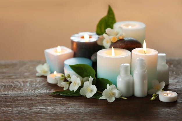 Composição de spa com velas no fundo desfocado