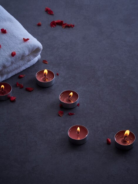 Composição de spa de velas e rose.