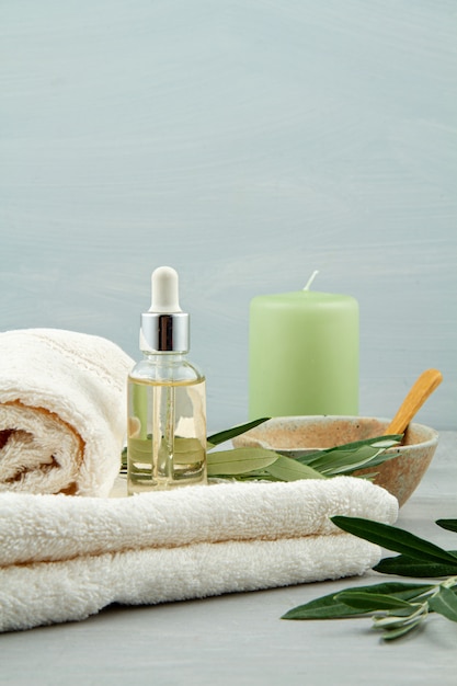 Composição de spa e bem-estar com soro, toalhas e produtos de beleza