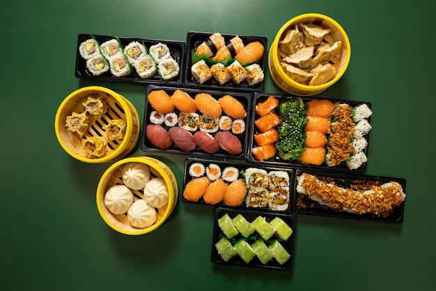 Composição de sushi para tirar comida típica japonesa vista de cima sobre fundo verde