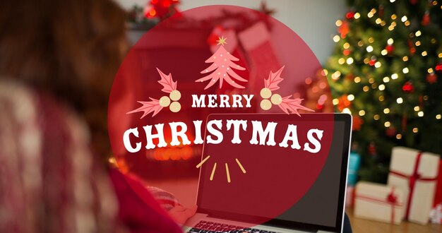 Composição de texto de feliz natal sobre mulher usando laptop