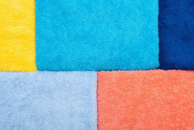 Composição de toalhas de algodão coloridas o conceito de suavidade e pureza
