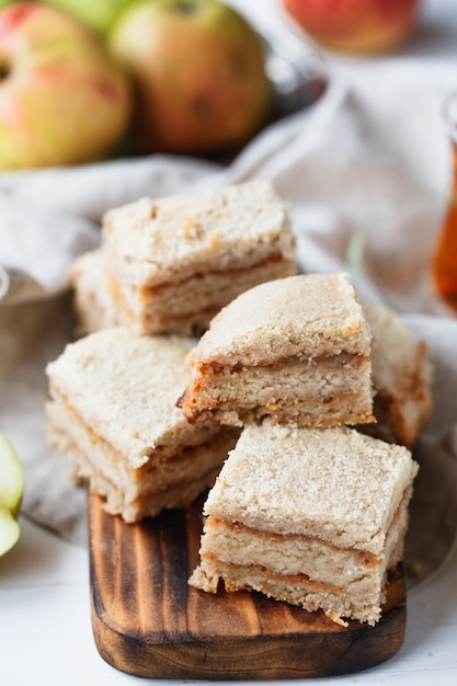 Foto composição de torta de maçã em uma placa de madeira em tons de bege