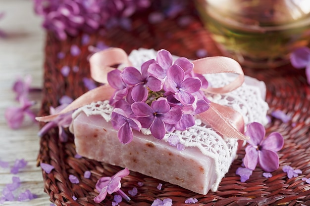 composição de tratamento de spa com sal marinho natural, óleo aromático e flores lilás em madeira branca