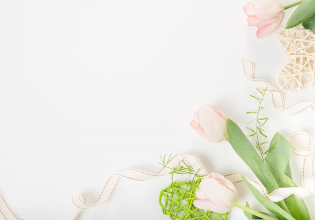 Foto composição de tulipas cor-de-rosa de flores festivas no fundo branco vista superior aérea plana lay copiar espaço aniversário dia dos namorados da mãe conceito do dia do casamento das mulheres