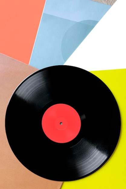 Foto composição de um disco de vinil em capas coloridas vista superior