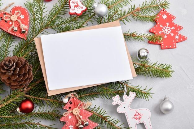 Composição de um envelope kraft e decoração festiva para o ano novo. fundo festivo para o natal. copie o espaço. camada plana, vista superior.