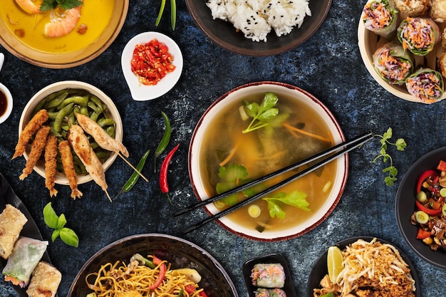 Composição de vários alimentos asiáticos vista de cima