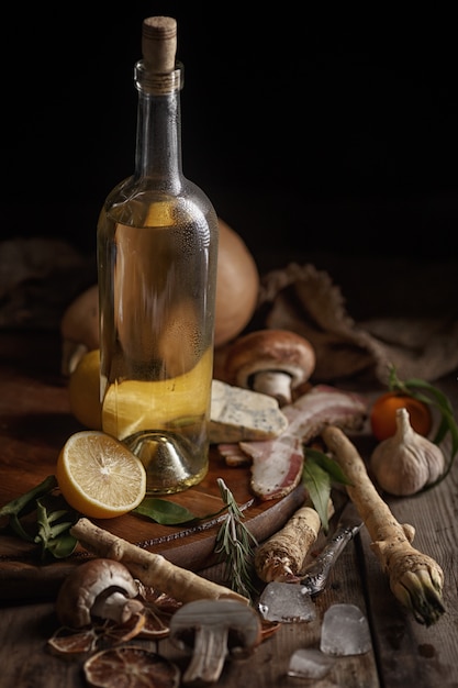 Composição de vários alimentos em uma mesa de madeira. Vista do topo.