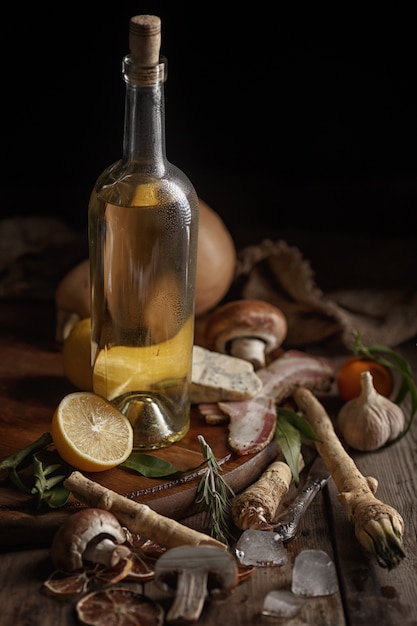 Composição de vários alimentos em uma mesa de madeira. vista do topo.