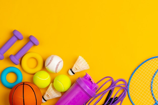 Composição de vários equipamentos desportivos para fitness e jogos