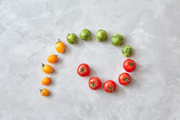 Composição de vários tomates coloridos e repolho