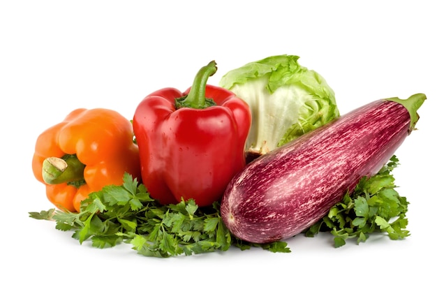 Foto composição de vegetais de frutas coloridas isolada em branco