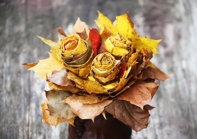 Composição decorativa de outono com folhas de bordo amarelas