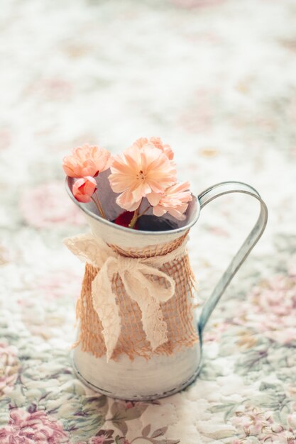 Composição delicada com flores em um vaso