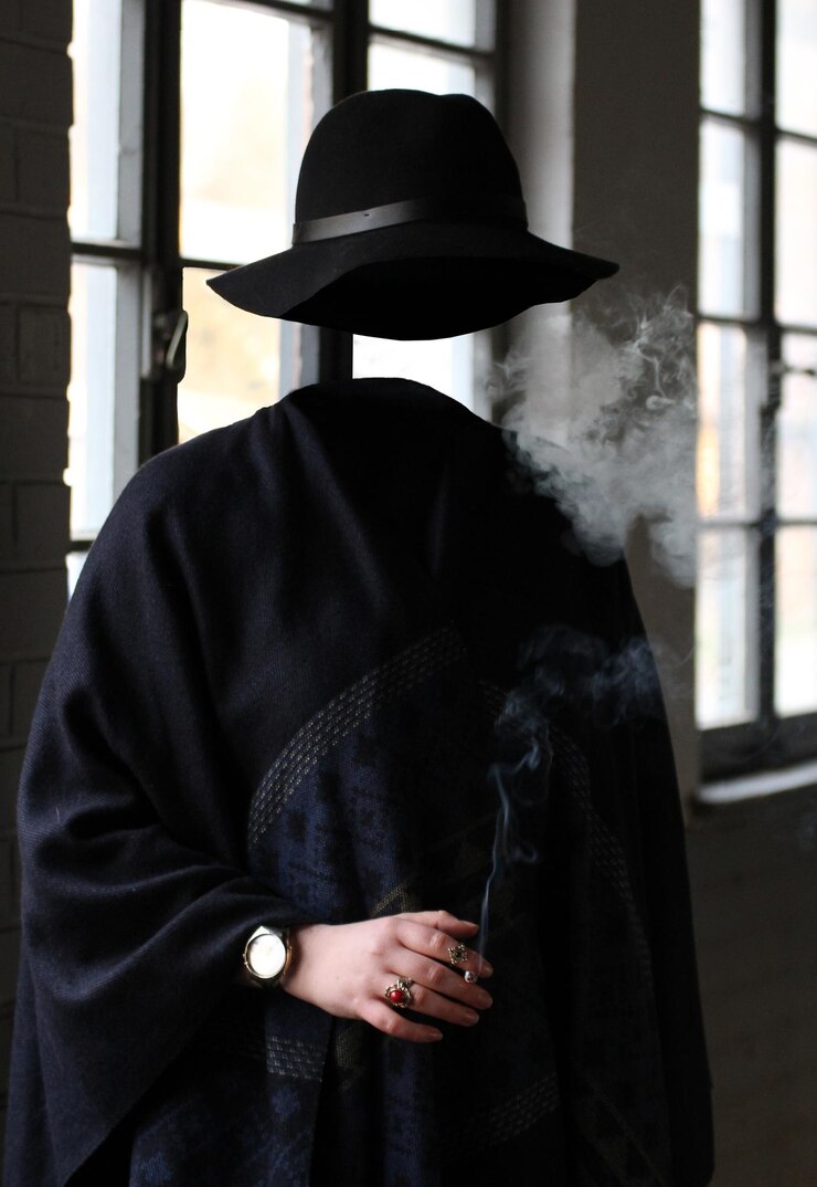 Foto composição digital de mulher invisível segurando um cigarro
