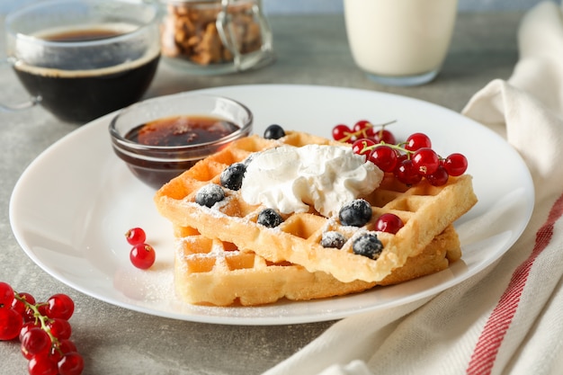 Composição do café da manhã com waffles belgas