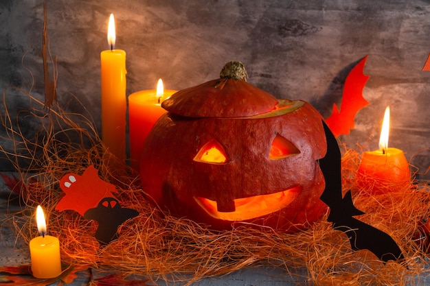 Composição do conceito de Halloween de abóboras velas jacks lanterna de abóbora