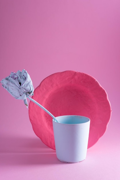 Foto composição do conceito de minimalismo de rosas de tinta rosa azul