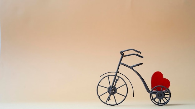 Composição do Dia dos Namorados Bicicleta decorativa com coração vermelho